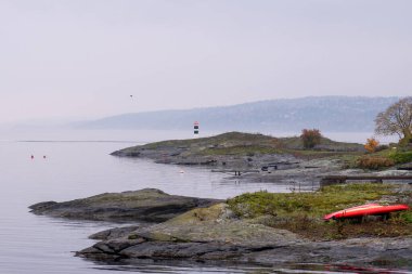 Oslo, Norveç, 18 Ekim 2024: Su ve fiyortlar arasında Deniz Feneri (Şamandıra).