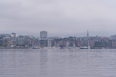 Oslo, Norveç, 19 Ekim 2024: Kentsel gayrimenkul manzarası. Modern bir şehrin manzarası, sudan manzara..