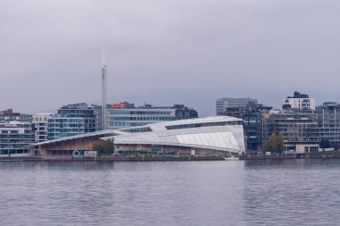 Oslo, Norveç, 19 Ekim 2024: Kentsel gayrimenkul manzarası. Modern bir şehrin manzarası, sudan manzara..