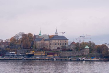 Oslo, Norveç, 19 Ekim 2024: Kentsel gayrimenkul manzarası. Modern bir şehrin manzarası, sudan manzara..
