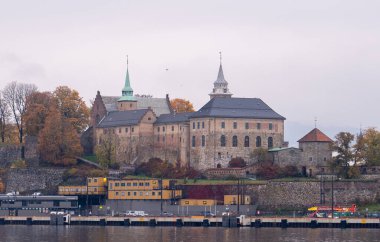 Oslo, Norveç, 19 Ekim 2024: Kentsel gayrimenkul manzarası. Modern bir şehrin manzarası, sudan manzara..