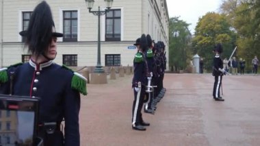 Oslo, Norveç - 19 Ekim 2024: Kraliyet Sarayı 'nda muhafız değişimi. Norveç 'in onur bekçisi
