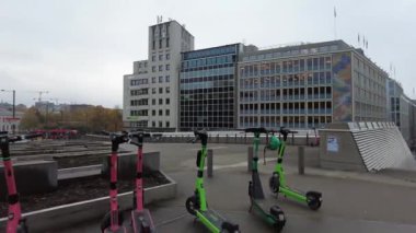 Oslo, Norveç - 19 Ekim 2024: Şehir merkezinde birçok scooter. Kral 7. Haakon Anıtı