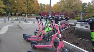Oslo, Norveç - 19 Ekim 2024: Şehir merkezinde birçok scooter. Kral 7. Haakon Anıtı