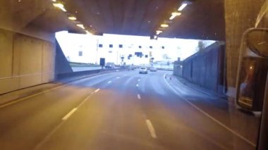 Oslo, Norveç - 20 Ekim 2024: Bir yolcu otobüs şoförü araç kullanırken