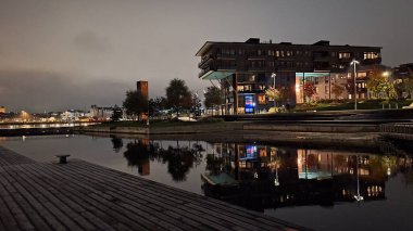 Oslo, Norveç, 19 Ekim 2024: Şehrin modern mimarisine bakış. Modern gayrimenkul, apartmanlar.