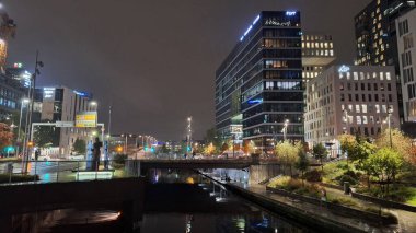 Oslo, Norveç, 19 Ekim 2024: Şehrin modern mimarisine bakış. Modern gayrimenkul, apartmanlar.