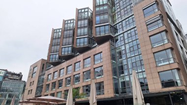 Oslo, Norveç, 19 Ekim 2024: Şehrin modern mimarisine bakış. Modern gayrimenkul, apartmanlar.