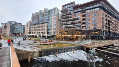 Oslo, Norveç, 19 Ekim 2024: Şehrin modern mimarisine bakış. Modern gayrimenkul, apartmanlar.