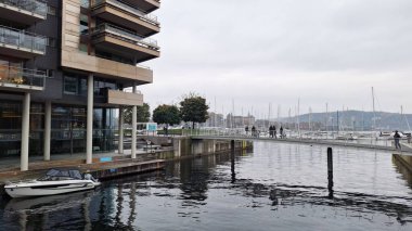 Oslo, Norveç, 19 Ekim 2024: Şehrin modern mimarisine bakış. Modern gayrimenkul, apartmanlar.