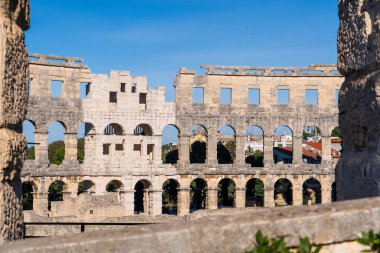 Pula, Hırvatistan - 3 Kasım 2024: Antik Roma tarihi ve mimarisinin Antik Arena (Antik Arena, Kolezyum) anıtı. Antik Roma taş duvarları.