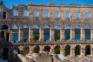 Pula, Hırvatistan - 3 Kasım 2024: Antik Roma tarihi ve mimarisinin Antik Arena (Antik Arena, Kolezyum) anıtı. Antik Roma taş duvarları.