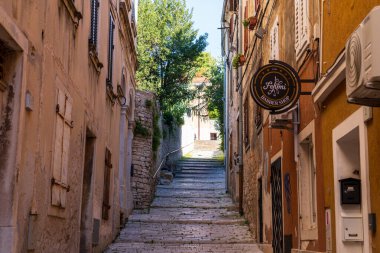 Pula, Hırvatistan - 3 Kasım 2024: Antik kentin dar sokakları. Şehirdeki eski evler..