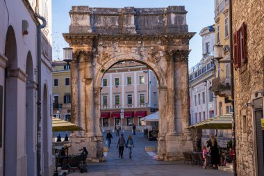 Pula, Hırvatistan - 3 Kasım 2024: Antik Roma zafer kemeri Sergii 'nin kemeri. Kemer Sergius, Lucius, Sergius, Lepidus gibi Sergian ailesinin üç üyesine adanmıştır..