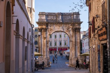 Pula, Hırvatistan - 3 Kasım 2024: Antik Roma zafer kemeri Sergii 'nin kemeri. Kemer Sergius, Lucius, Sergius, Lepidus gibi Sergian ailesinin üç üyesine adanmıştır..