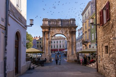 Pula, Hırvatistan - 3 Kasım 2024: Antik Roma zafer kemeri Sergii 'nin kemeri. Kemer Sergius, Lucius, Sergius, Lepidus gibi Sergian ailesinin üç üyesine adanmıştır..