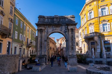 Pula, Hırvatistan - 3 Kasım 2024: Antik Roma zafer kemeri Sergii 'nin kemeri. Kemer Sergius, Lucius, Sergius, Lepidus gibi Sergian ailesinin üç üyesine adanmıştır..