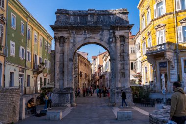 Pula, Hırvatistan - 3 Kasım 2024: Antik Roma zafer kemeri Sergii 'nin kemeri. Kemer Sergius, Lucius, Sergius, Lepidus gibi Sergian ailesinin üç üyesine adanmıştır..