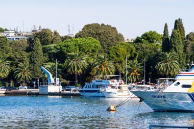 Pula, Hırvatistan - 3 Kasım 2024: Şehir merkezindeki otoparkta yatlar. Yatları olan bir denizci..