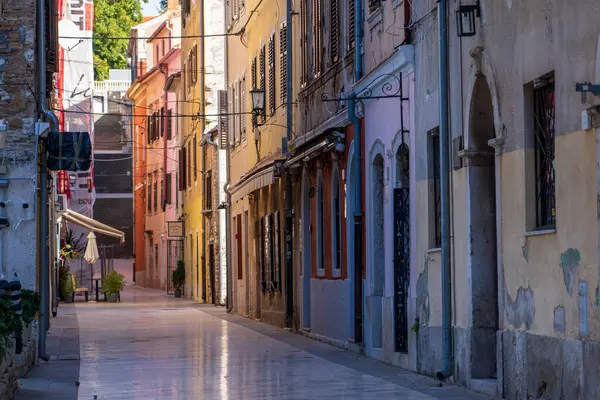 Pula, Hırvatistan - 3 Kasım 2024: Antik kentin dar sokakları. Şehirdeki eski evler..