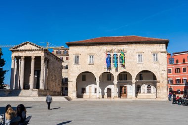 Pula, Hırvatistan - 3 Kasım 2024: Augustus Tapınağı. MÖ 2. yüzyıldan kalma heybetli bir tapınak ve plaza yıkılmış bir Roma forumuna ev sahipliği yapıyor..