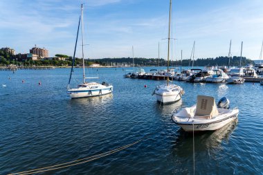 Portoroz, Slovenya - 3 Kasım 2024: Yat limanı manzarası. Yatı olan şehir seti..