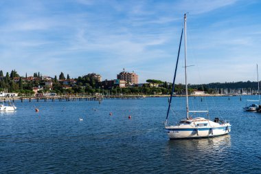 Portoroz, Slovenya - 3 Kasım 2024: Yat limanı manzarası. Yatı olan şehir seti..