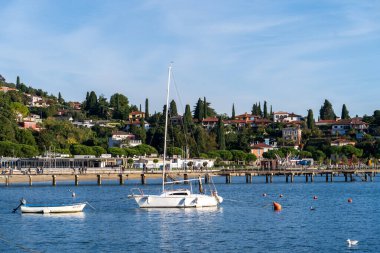 Portoroz, Slovenya - 3 Kasım 2024: Yat limanı manzarası. Yatı olan şehir seti..