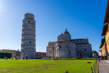 Pisa, İtalya - 4 Kasım 2024: Eğik Pisa Kulesi ve Pisa Katedrali.