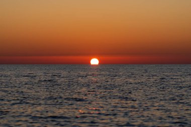 Marina di Pisa, Pisa ili, İtalya - 4 Kasım 2024: Şahane gün batımı. Güneş denize karşı batıyor. Güneşin deniz suyundaki yansıması..