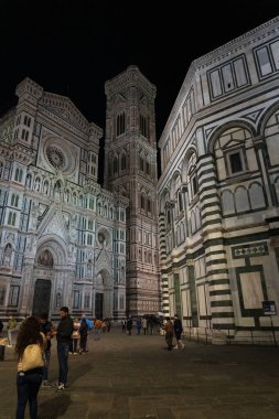 Floransa, İtalya - 4 Kasım 2024: Santa Maria del Fiore Katedrali 'nin gece manzarası. Floransa Şehri ve Duomo Santa Maria Del Fiore.