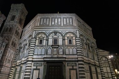 Floransa, İtalya - 4 Kasım 2024: Santa Maria del Fiore Katedrali 'nin gece manzarası. Floransa Şehri ve Duomo Santa Maria Del Fiore.