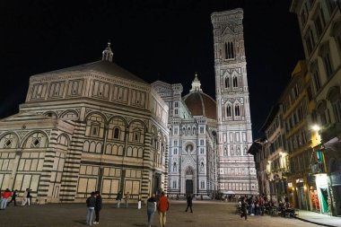 Floransa, İtalya - 4 Kasım 2024: Santa Maria del Fiore Katedrali 'nin gece manzarası. Floransa Şehri ve Duomo Santa Maria Del Fiore.