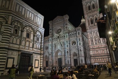 Floransa, İtalya - 4 Kasım 2024: Santa Maria del Fiore Katedrali 'nin gece manzarası. Floransa Şehri ve Duomo Santa Maria Del Fiore.