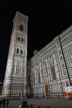Floransa, İtalya - 4 Kasım 2024: Santa Maria del Fiore Katedrali 'nin gece manzarası. Floransa Şehri ve Duomo Santa Maria Del Fiore.