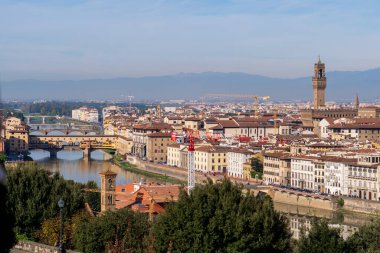Florence, İtalya - 5 Kasım 2024: Floransa şehri ve Ponte Vecchio (Eski Köprü)