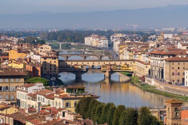 Florence, İtalya - 5 Kasım 2024: Floransa şehri ve Ponte Vecchio (Eski Köprü)