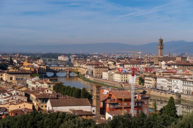 Florence, İtalya - 5 Kasım 2024: Floransa şehri ve Ponte Vecchio (Eski Köprü)