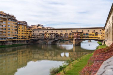 Florence, İtalya - 5 Kasım 2024: Floransa şehri ve Ponte Vecchio (Eski Köprü)