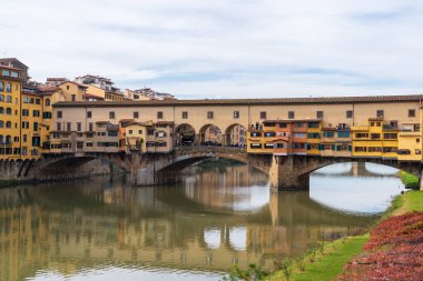 Florence, İtalya - 5 Kasım 2024: Floransa şehri ve Ponte Vecchio (Eski Köprü)