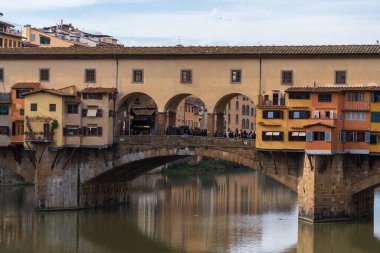Florence, İtalya - 5 Kasım 2024: Floransa şehri ve Ponte Vecchio (Eski Köprü)