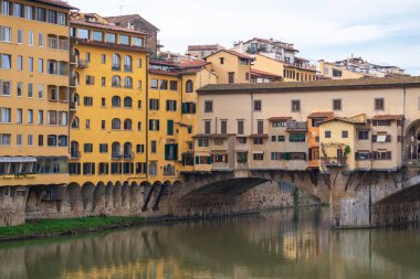 Florence, İtalya - 5 Kasım 2024: Floransa şehri ve Ponte Vecchio (Eski Köprü)