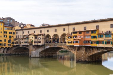 Florence, İtalya - 5 Kasım 2024: Floransa şehri ve Ponte Vecchio (Eski Köprü)