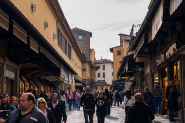 Florence, İtalya - 5 Kasım 2024: Floransa şehri ve Ponte Vecchio (Eski Köprü)