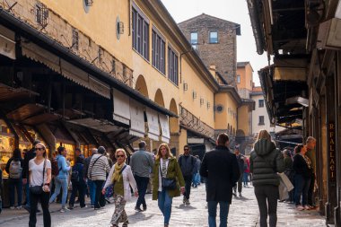 Florence, İtalya - 5 Kasım 2024: Floransa şehri ve Ponte Vecchio (Eski Köprü)