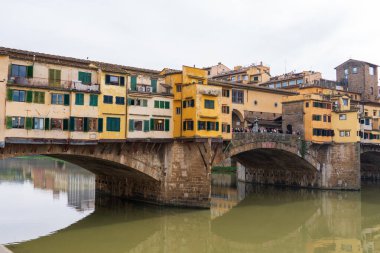 Florence, İtalya - 5 Kasım 2024: Floransa şehri ve Ponte Vecchio (Eski Köprü)