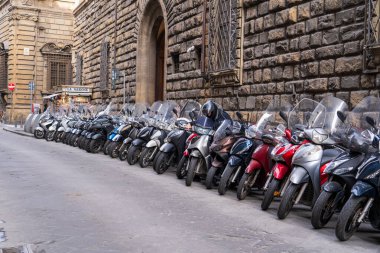 Florence, İtalya - 5 Kasım 2024 Floransa şehir manzarası. Mopedler için park etmek. Bir sürü motosiklet park etmiş..