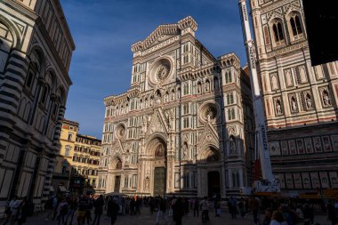 Florence, İtalya - 5 Kasım 2024: Floransa şehir manzarası ve Giotto 'nun Campanile' i (Duomo Campanile). Yeniden yapılanma. Vernazza yüksek irtifada hidrolik kaldırma.