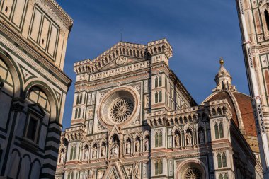 Florence, İtalya - 5 Kasım 2024: Floransa şehir manzarası ve Giotto 'nun Campanile' i (Duomo Campanile). Yeniden yapılanma. Vernazza yüksek irtifada hidrolik kaldırma.
