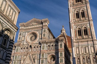 Florence, İtalya - 5 Kasım 2024: Floransa şehir manzarası ve Giotto 'nun Campanile' i (Duomo Campanile). Yeniden yapılanma. Vernazza yüksek irtifada hidrolik kaldırma.